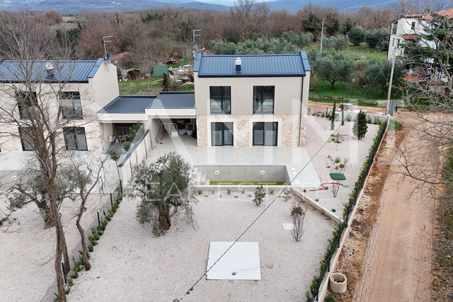 ISTRA, NOVIGRAD - Nova dvojna kuća s bazenom na mirnoj lokaciji