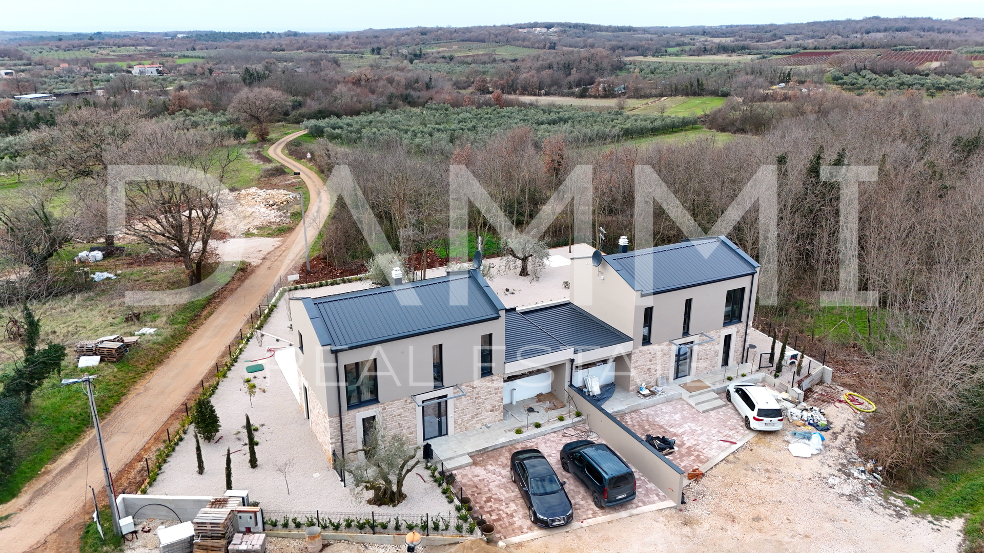 ISTRA&comma; NOVIGRAD - Nova dvojna ku&cacute;a s bazenom na mirnoj lokaciji