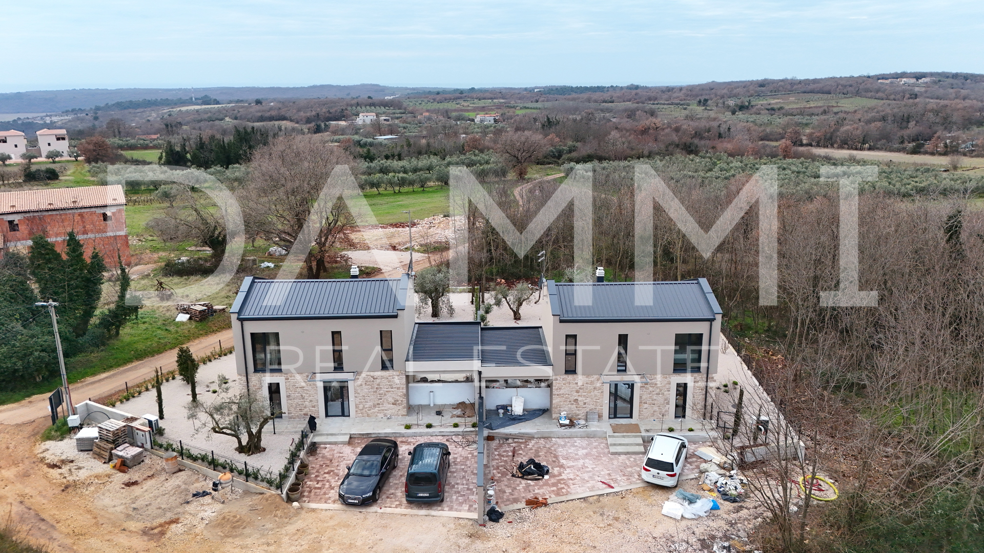 ISTRA&comma; NOVIGRAD - Nova dvojna ku&cacute;a s bazenom na mirnoj lokaciji