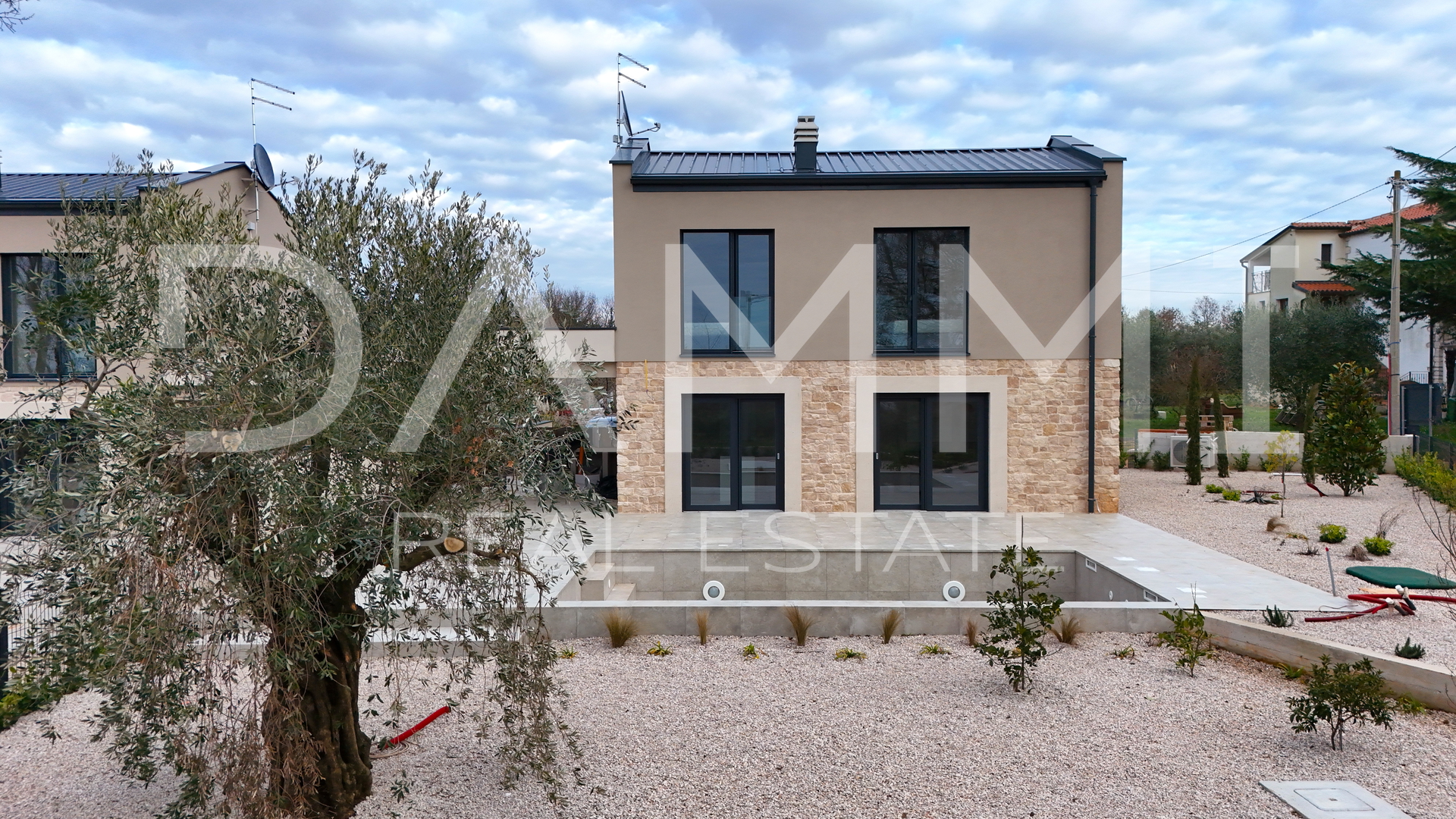 ISTRA&comma; NOVIGRAD - Nova dvojna ku&cacute;a s bazenom na mirnoj lokaciji