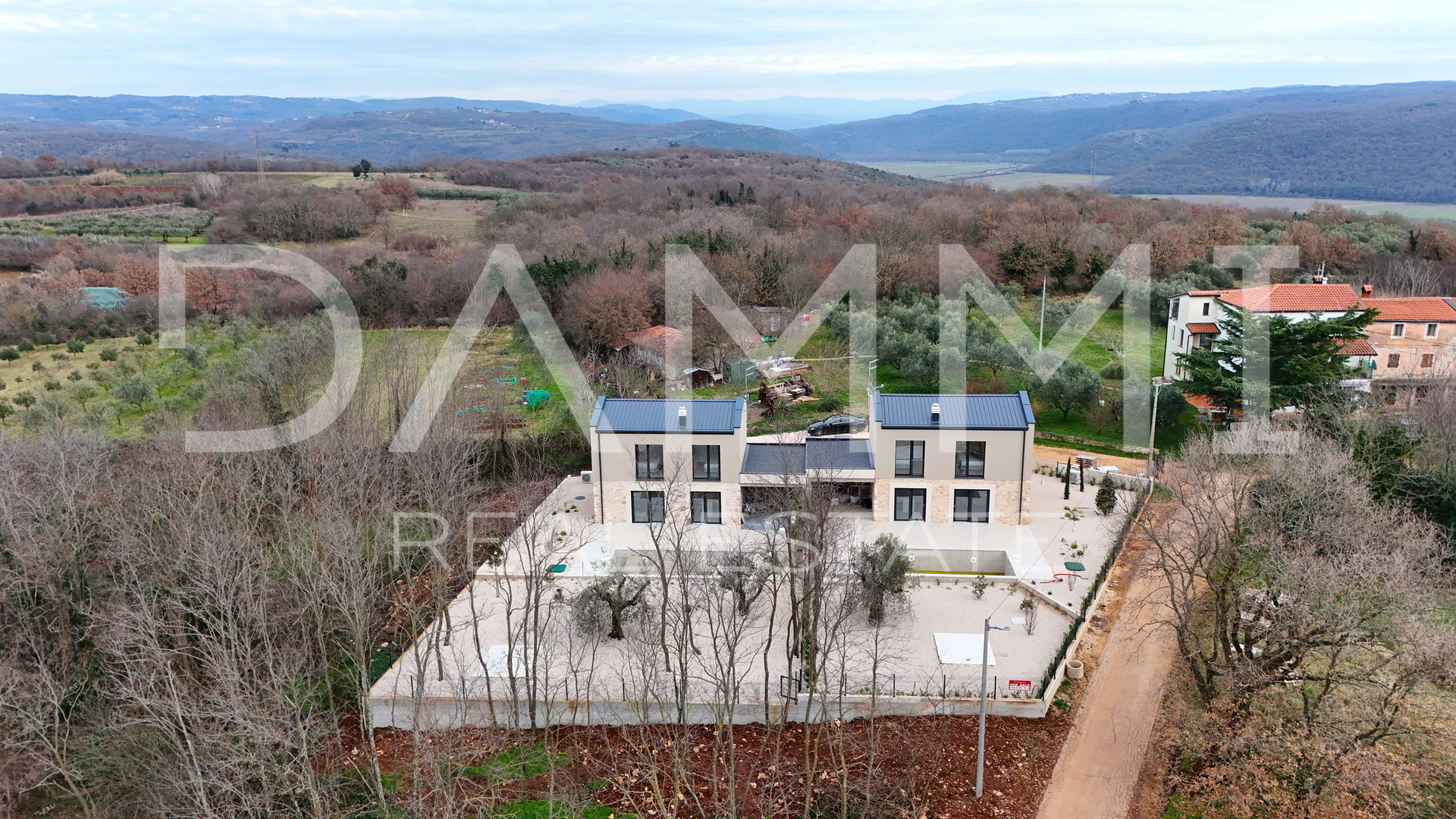 ISTRA&comma; NOVIGRAD - Nova dvojna ku&cacute;a s bazenom na mirnoj lokaciji