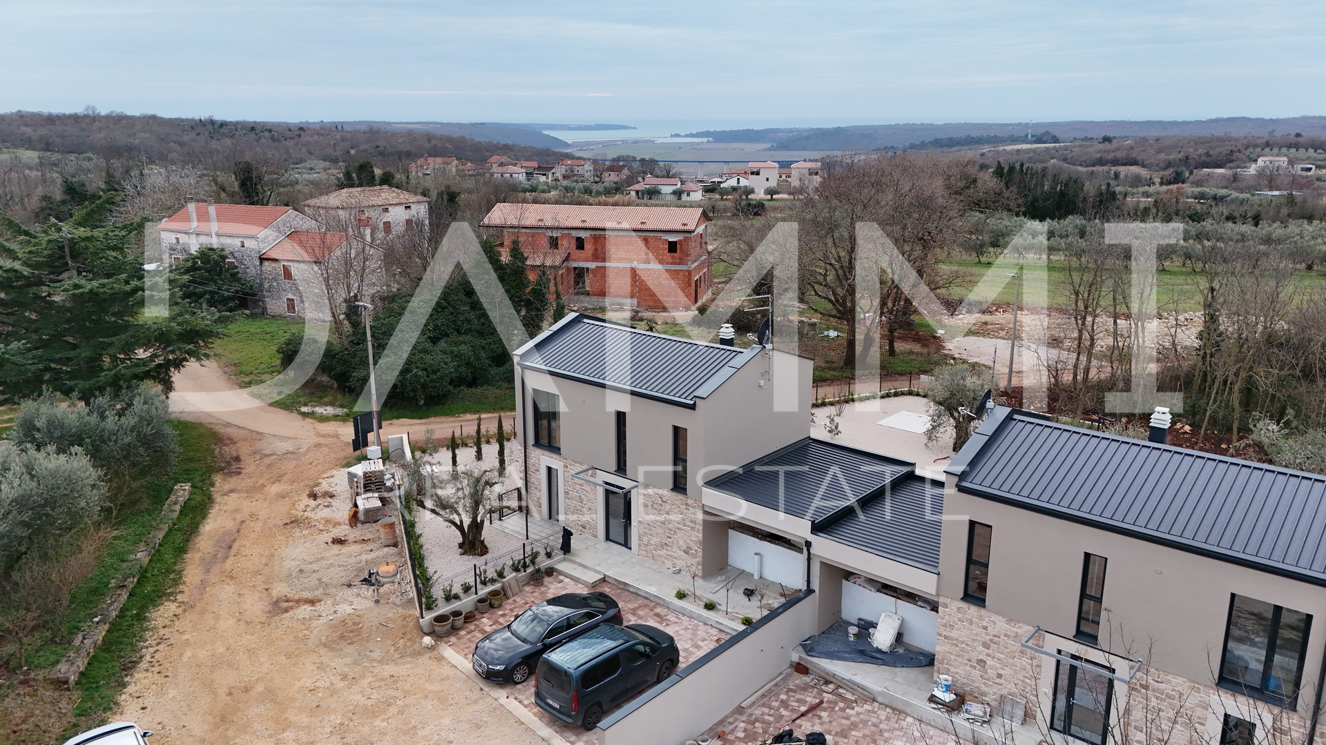 ISTRA&comma; NOVIGRAD - Nova dvojna ku&cacute;a s bazenom na mirnoj lokaciji