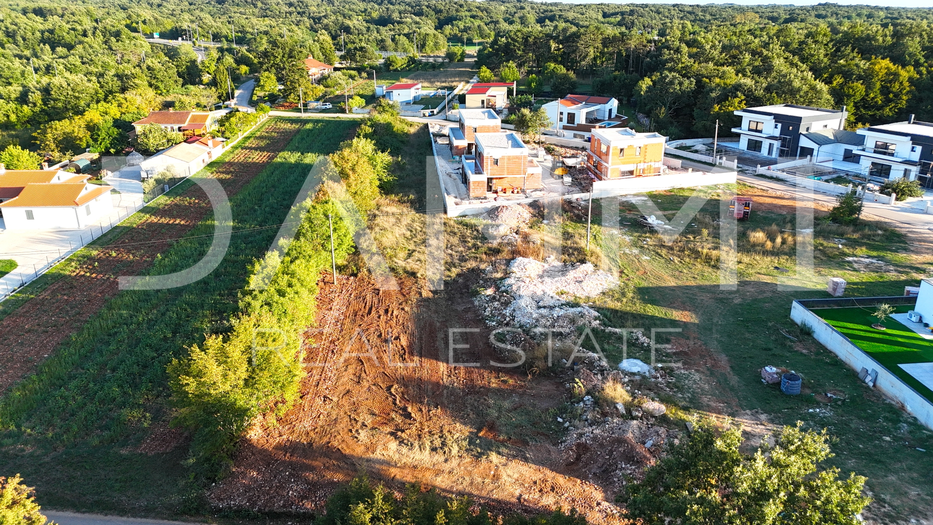 ISTRA&comma; &Zcaron;MINJ - Gra&dstrok;evinsko zemlji&scaron;te s gra&dstrok;evinskom dozvolom top lokacija