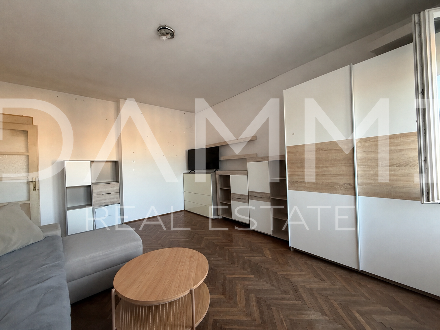 PULA &ndash; STROGI CENTAR&comma; 62&comma;74 m&sup2; &ndash; POGLED NA GRAD I MORE&comma; PARKIRNO MJESTO na raspolaganju