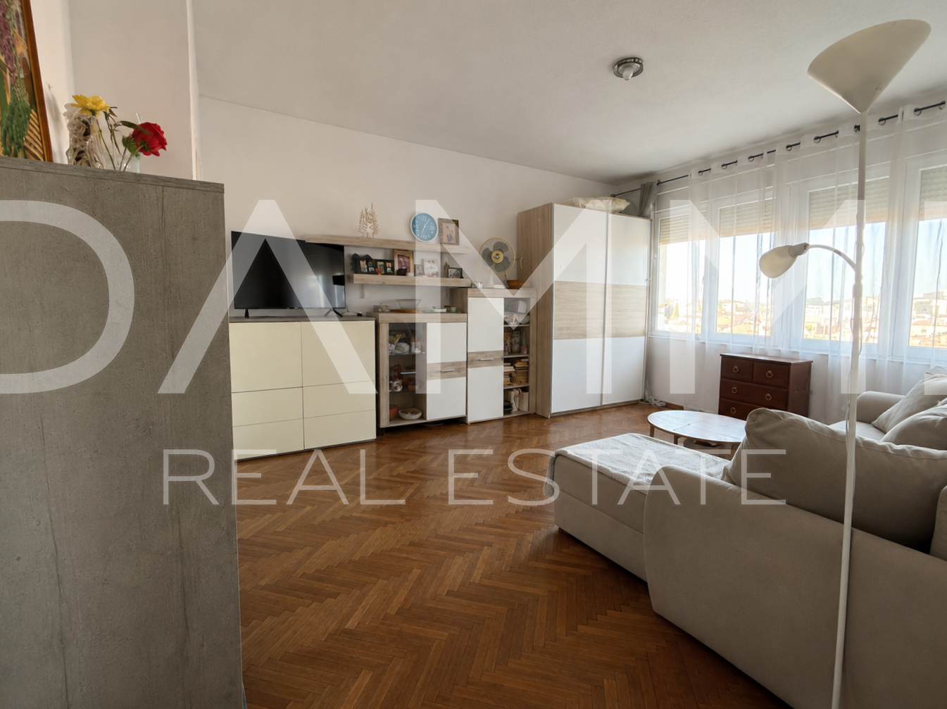 PULA &ndash; STROGI CENTAR&comma; 62&comma;74 m&sup2; &ndash; POGLED NA GRAD I MORE&comma; PARKIRNO MJESTO na raspolaganju