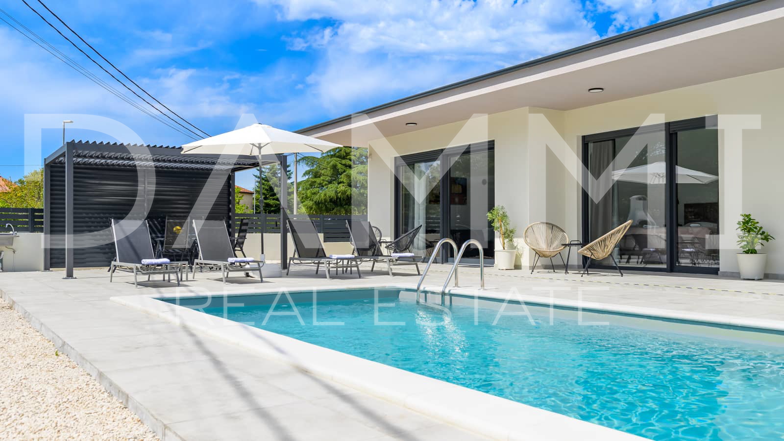 ISTRA&comma; KANFANAR - Moderna prizemnica s bazenom top lokacija