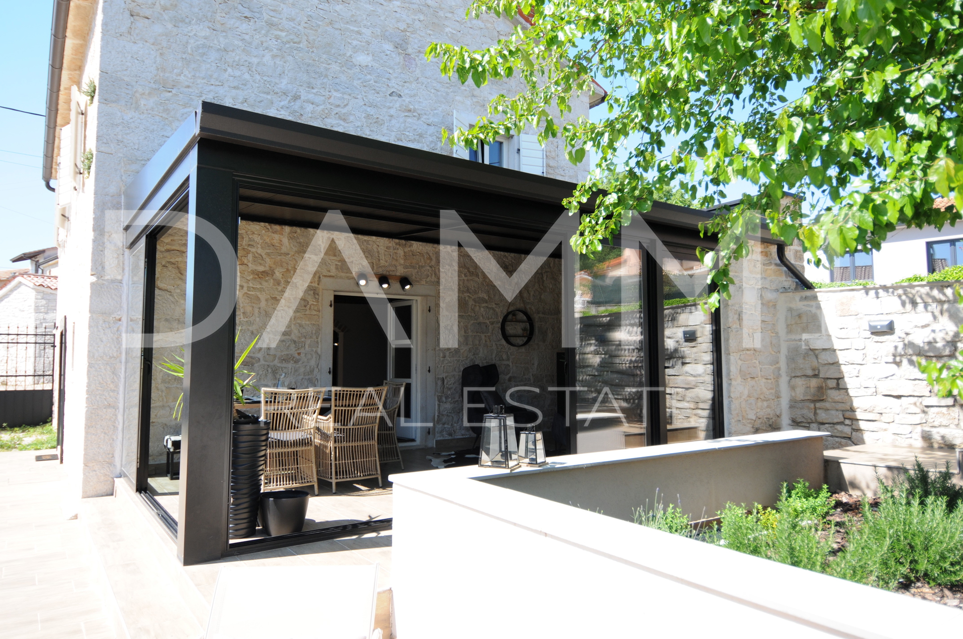 ISTRA&comma; VI&Scaron;NJAN - KAMENA ISTARSKA KU&Cacute;A S BAZENOM