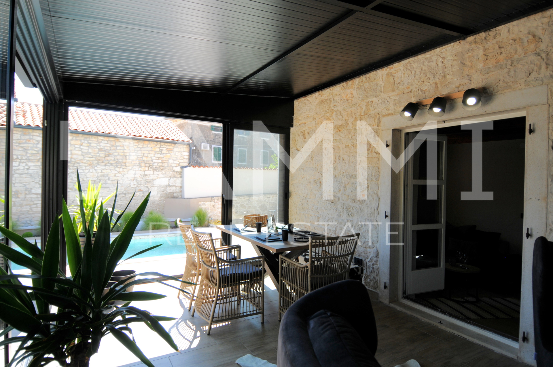 ISTRA&comma; VI&Scaron;NJAN - KAMENA ISTARSKA KU&Cacute;A S BAZENOM