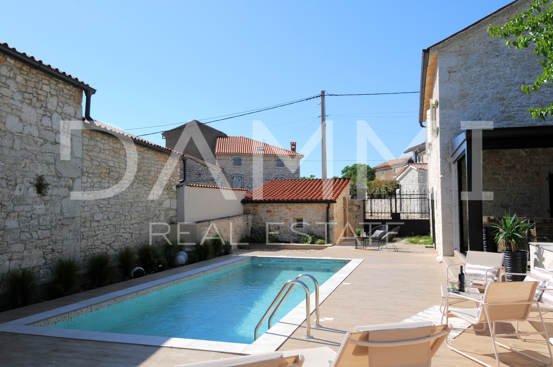 ISTRA&comma; VI&Scaron;NJAN - KAMENA ISTARSKA KU&Cacute;A S BAZENOM