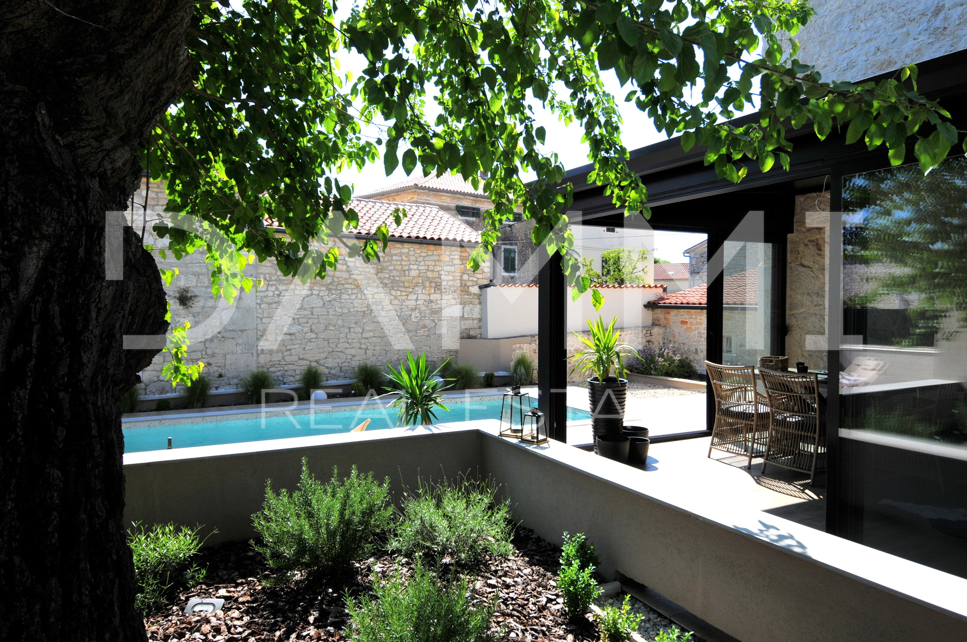 ISTRA&comma; VI&Scaron;NJAN - KAMENA ISTARSKA KU&Cacute;A S BAZENOM