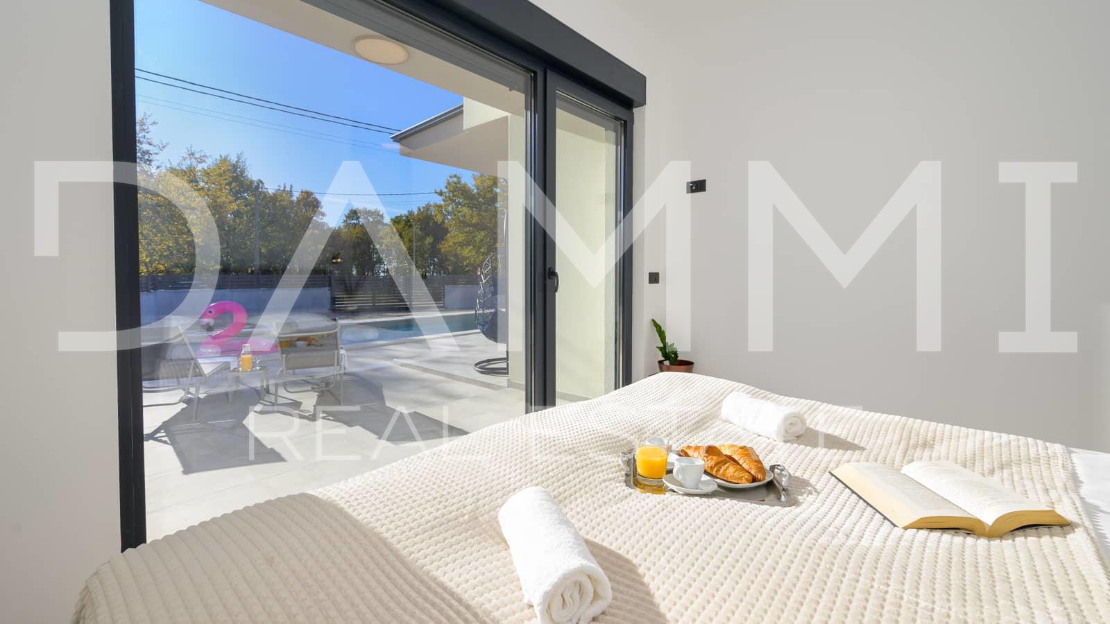 ISTRA&comma; KANFANAR - Moderna prizemnica s bazenom top lokacija