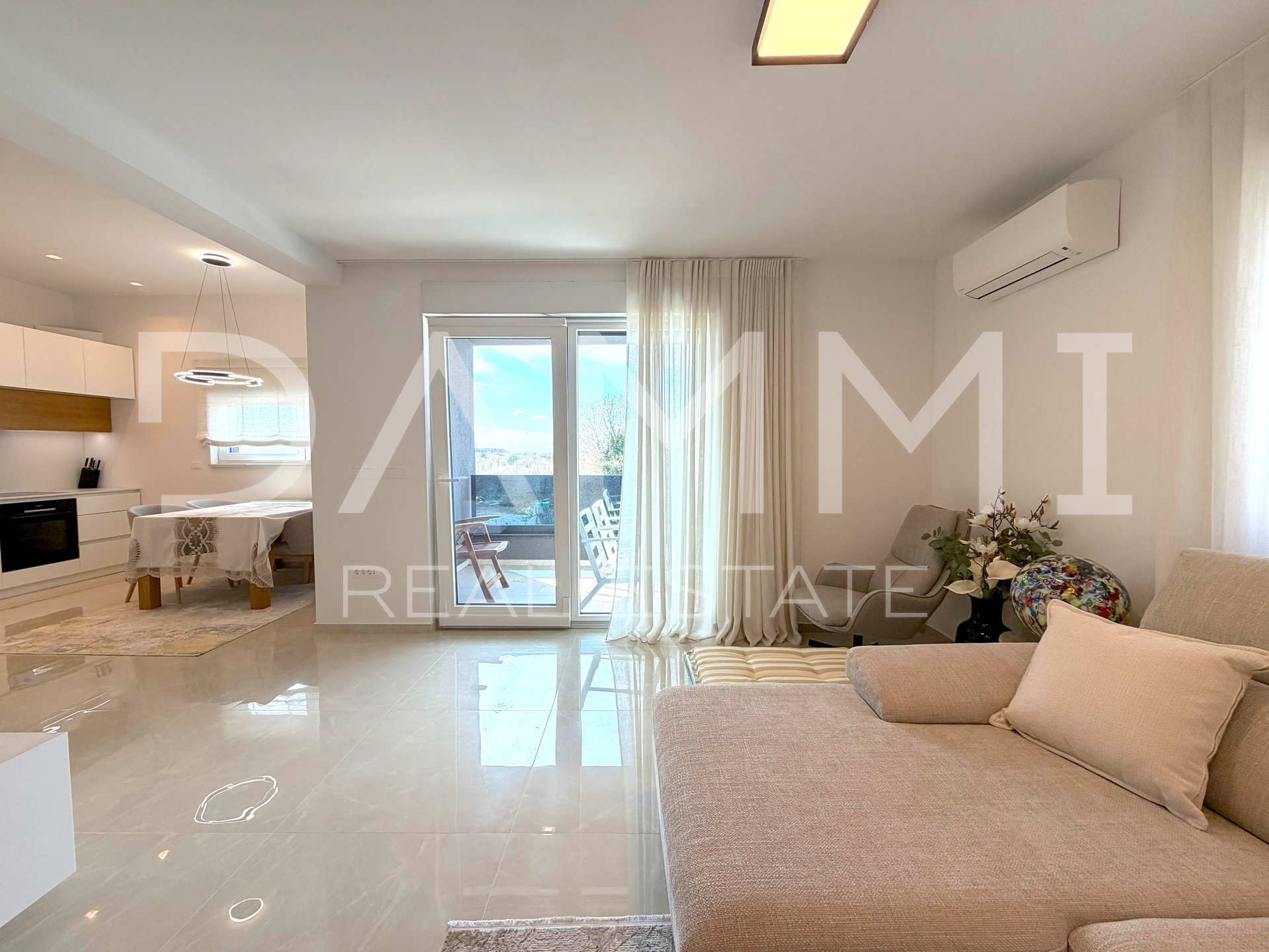 ISTRA&comma; PORE&Ccaron; - KOMPLETNO URE&Dstrok;EN DVOSOBAN STAN U BLIZINI MORA