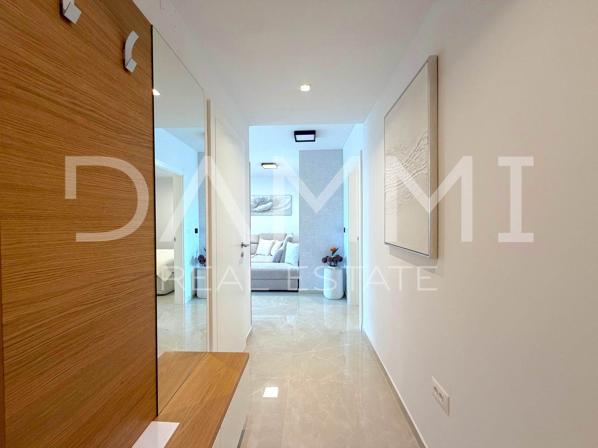 ISTRA&comma; PORE&Ccaron; - KOMPLETNO URE&Dstrok;EN DVOSOBAN STAN U BLIZINI MORA