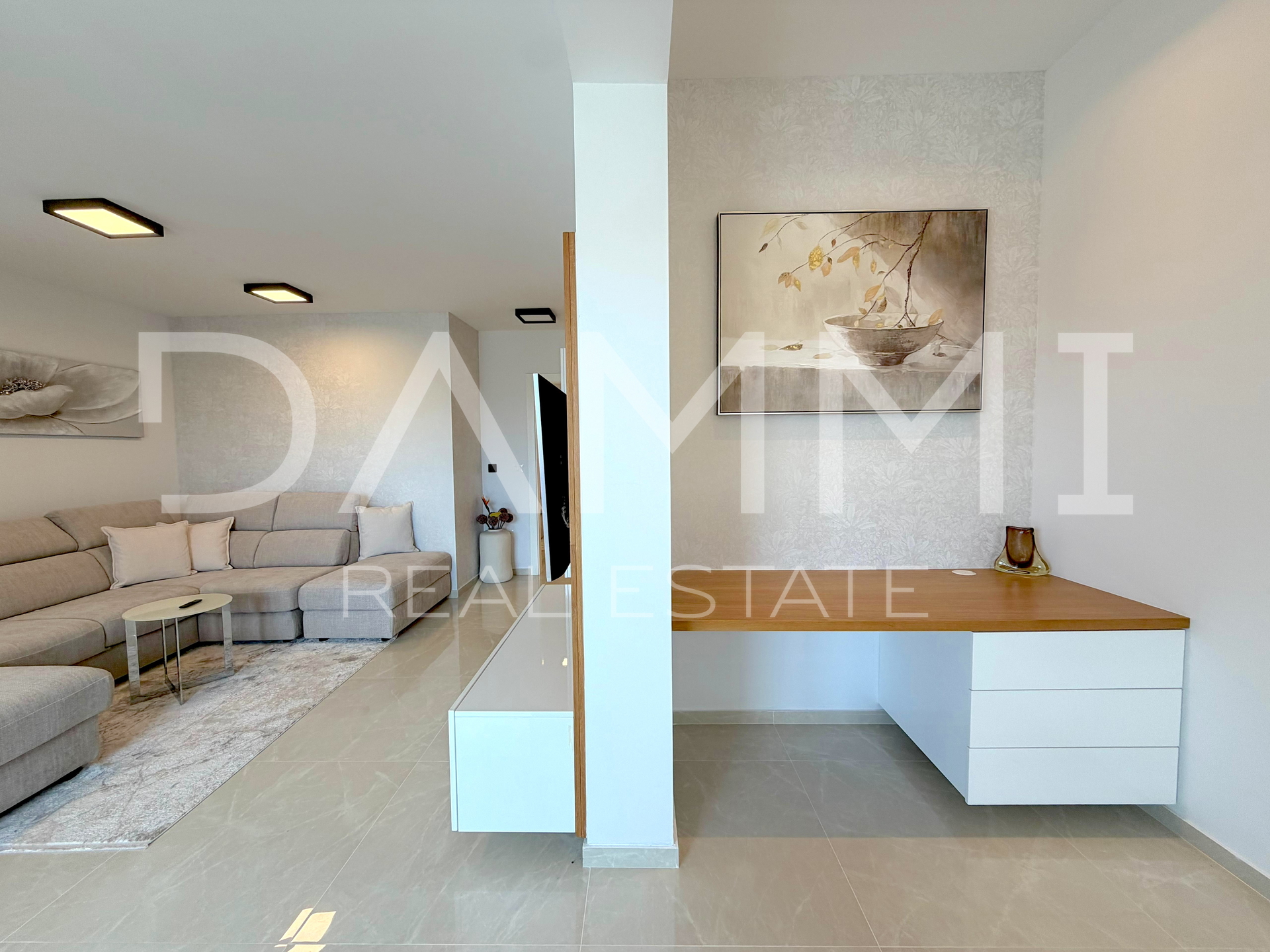 ISTRA&comma; PORE&Ccaron; - KOMPLETNO URE&Dstrok;EN DVOSOBAN STAN U BLIZINI MORA