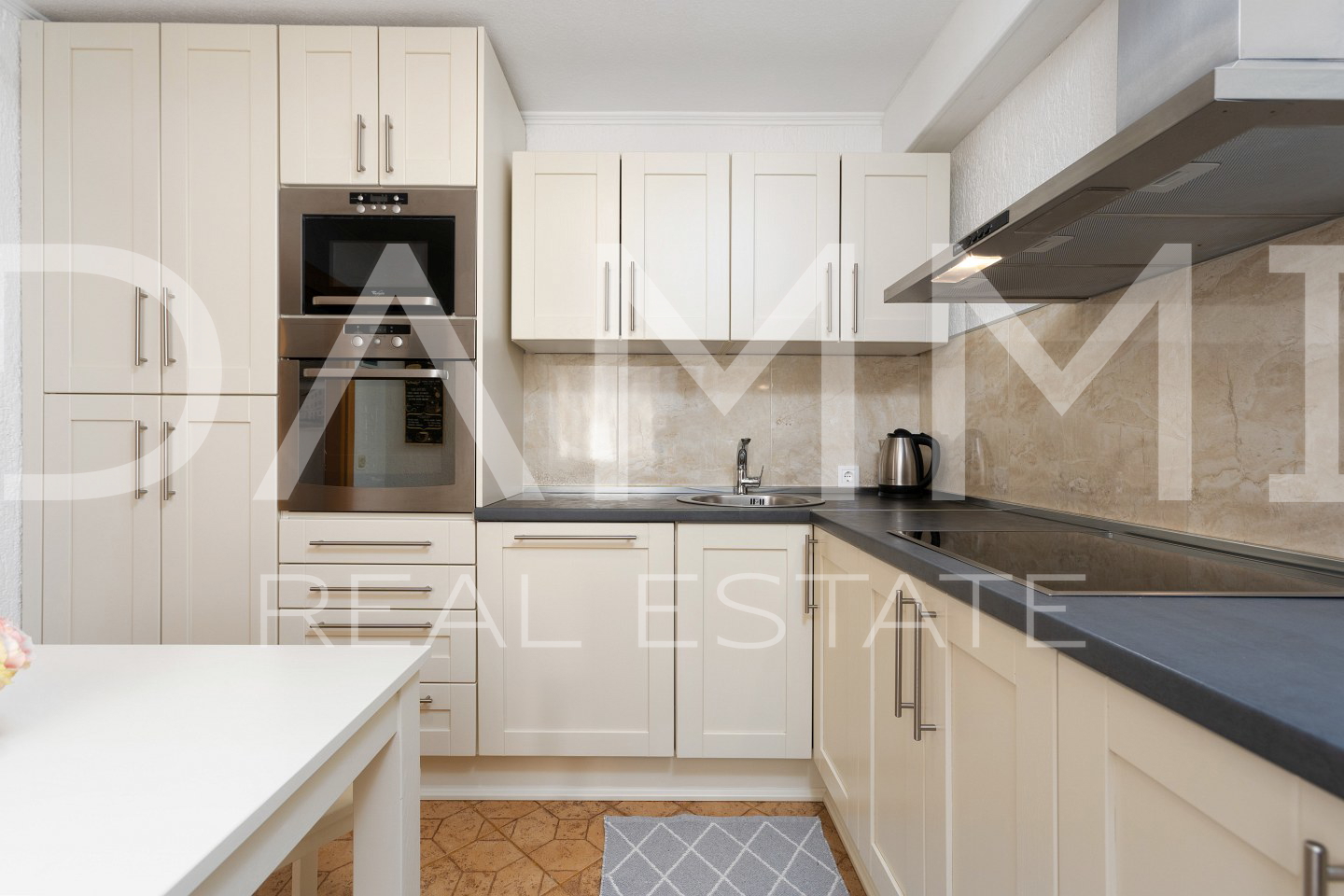 ISTRA&comma; BADERNA - Ku&cacute;a u nizu nedaleko od Baderne