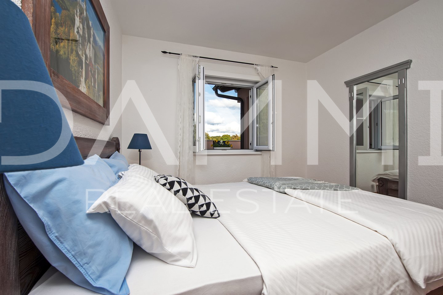 ISTRA&comma; BADERNA - Ku&cacute;a u nizu nedaleko od Baderne