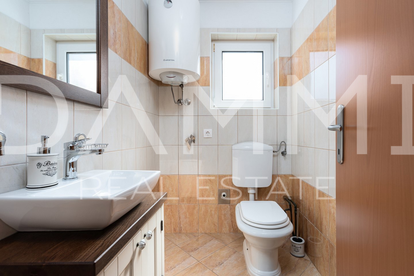 ISTRA&comma; BADERNA - Ku&cacute;a u nizu nedaleko od Baderne