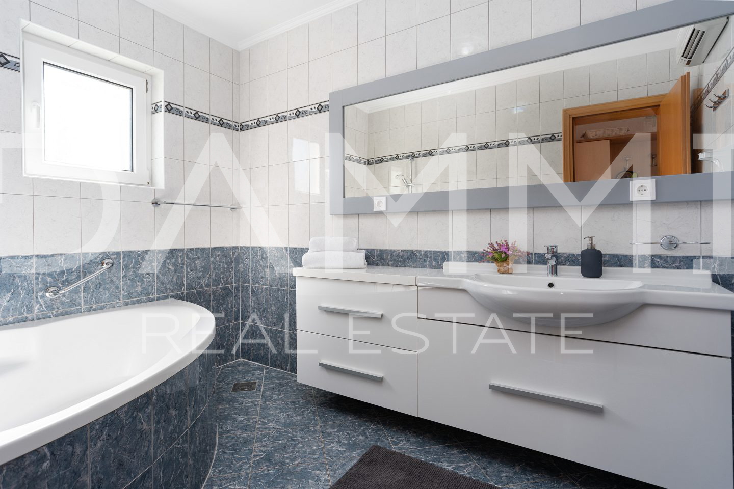 ISTRA&comma; BADERNA - Ku&cacute;a u nizu nedaleko od Baderne