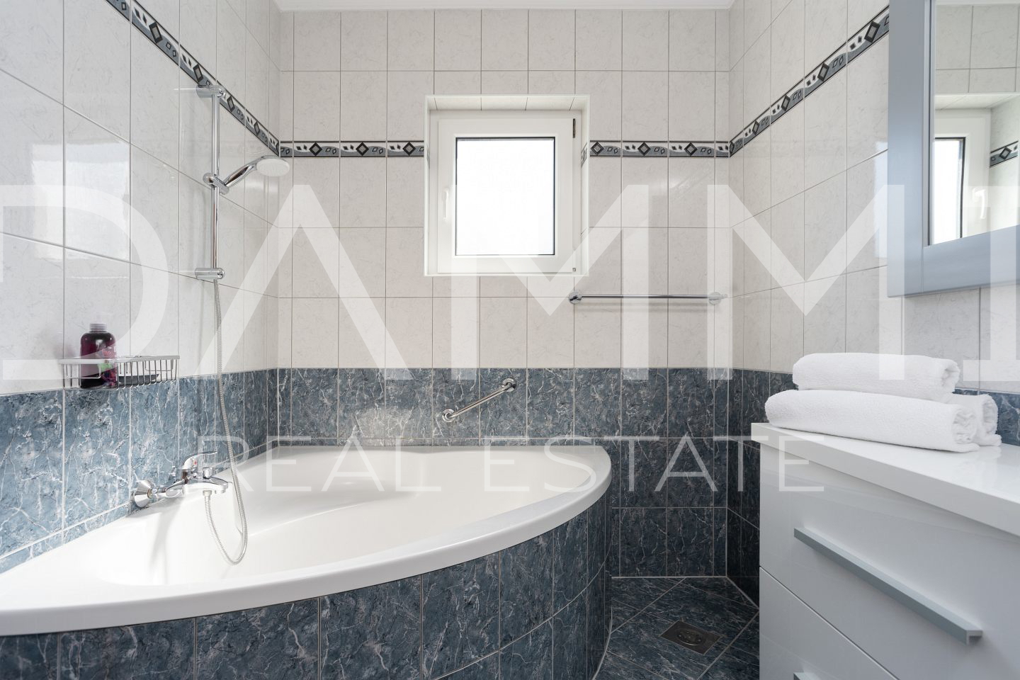 ISTRA&comma; BADERNA - Ku&cacute;a u nizu nedaleko od Baderne