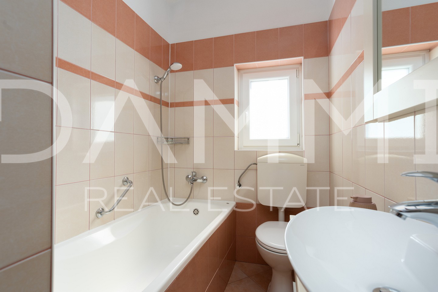 ISTRA&comma; BADERNA - Ku&cacute;a u nizu nedaleko od Baderne