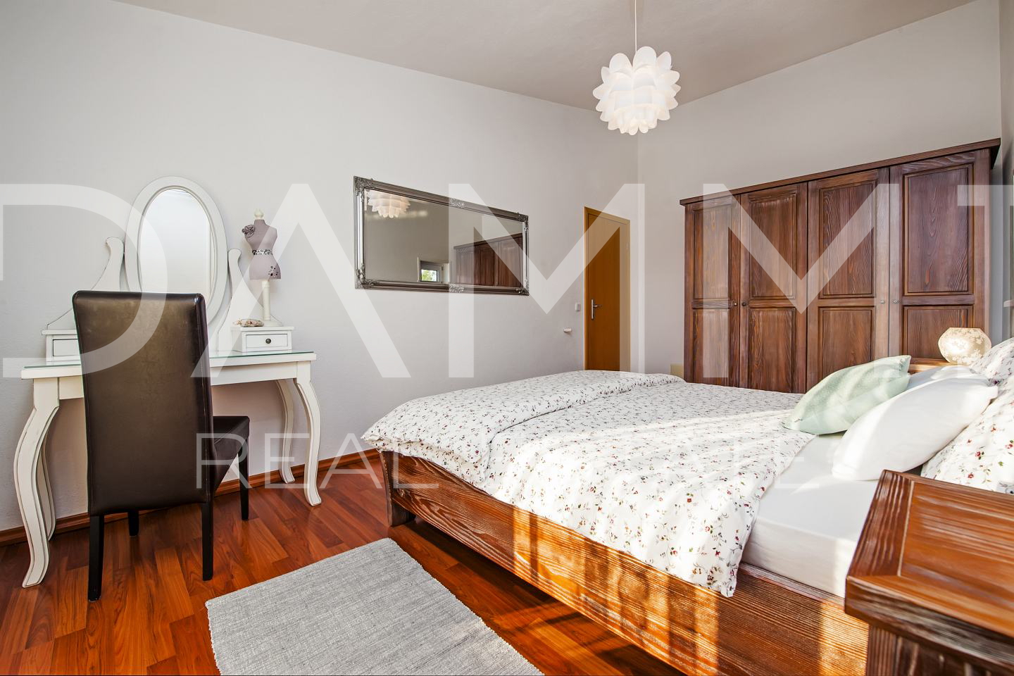 ISTRA&comma; BADERNA - Ku&cacute;a u nizu nedaleko od Baderne