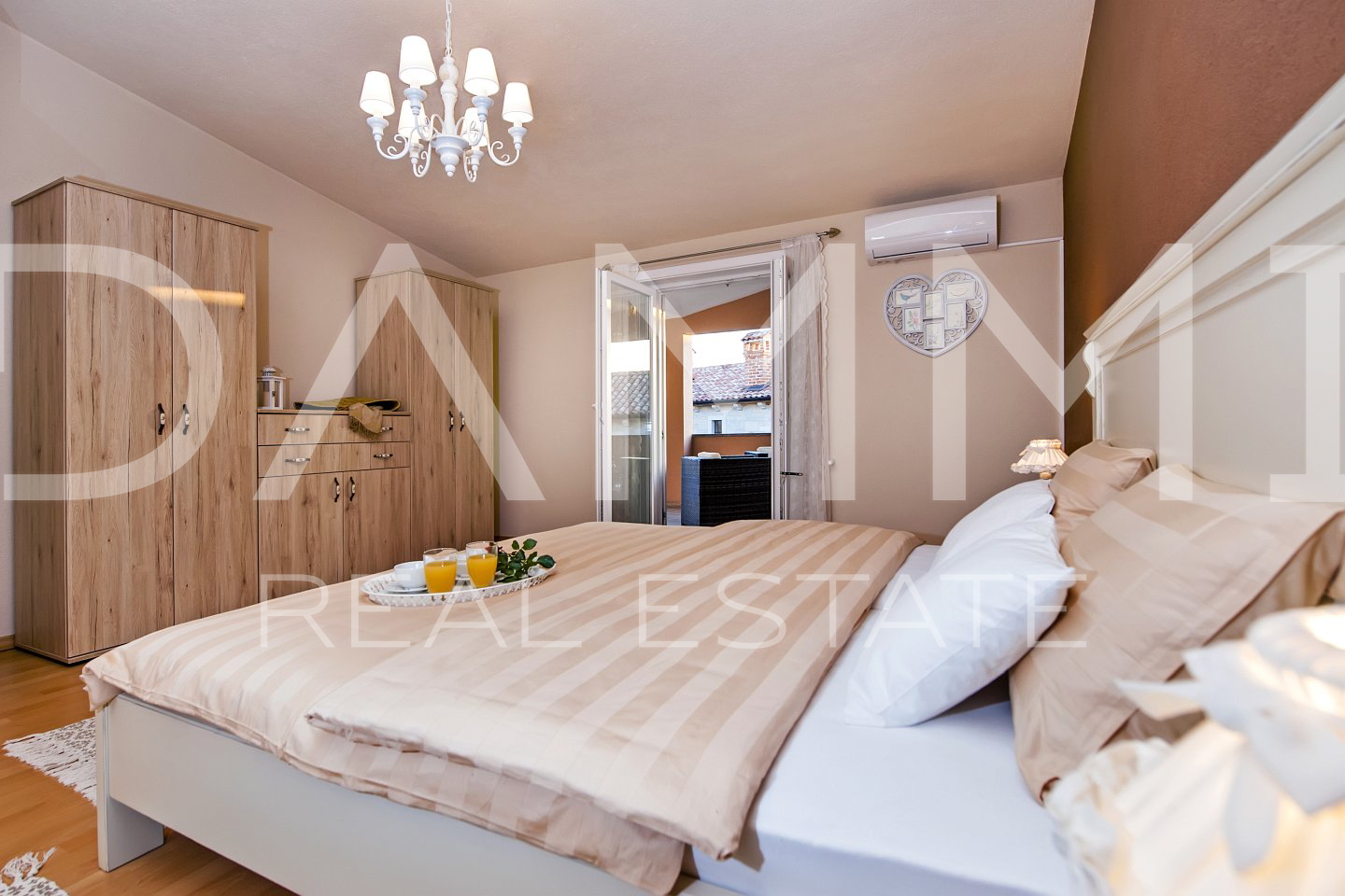 ISTRA&comma; BADERNA - Ku&cacute;a u nizu nedaleko od Baderne