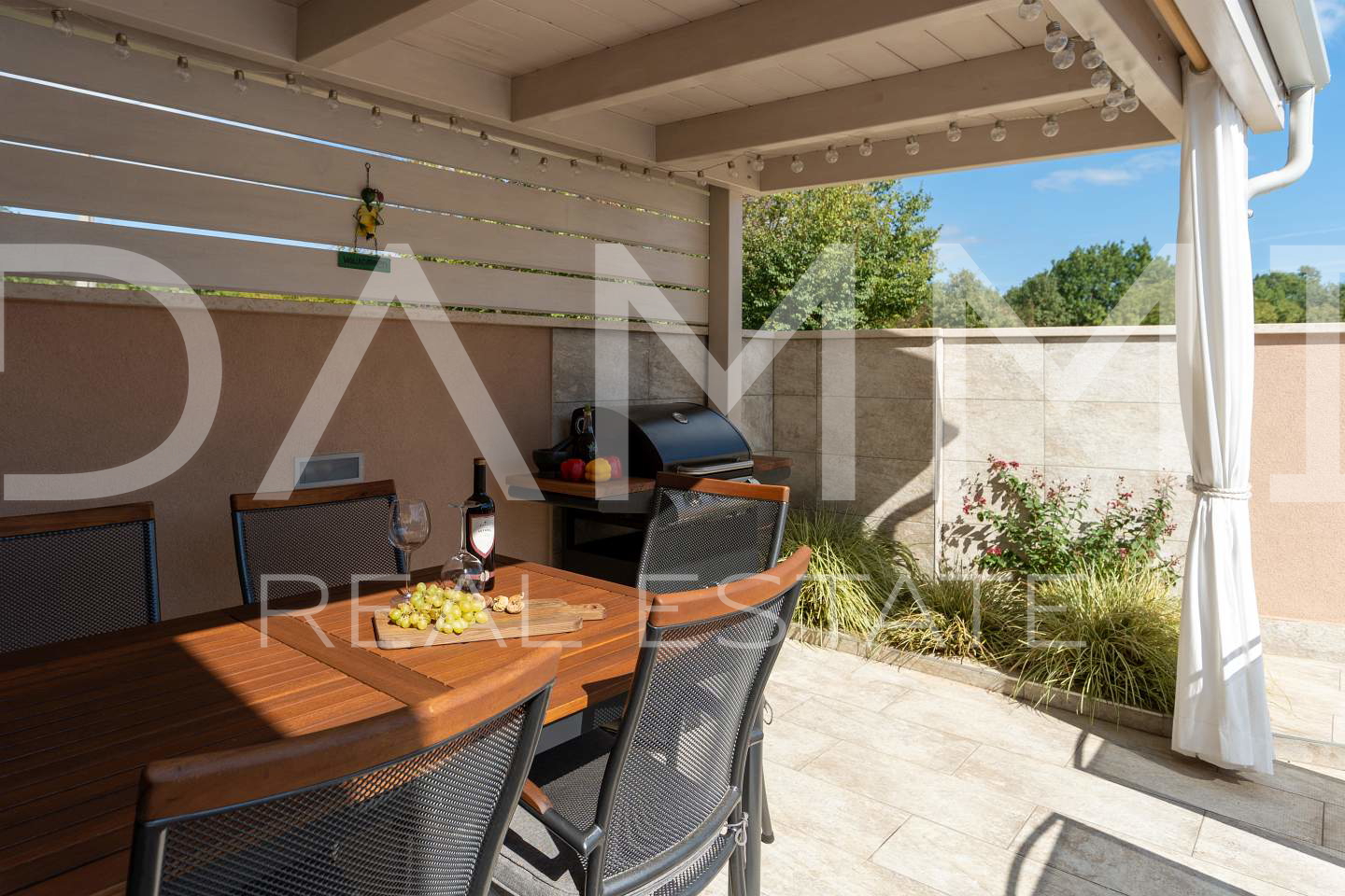 ISTRA&comma; BADERNA - Ku&cacute;a u nizu nedaleko od Baderne