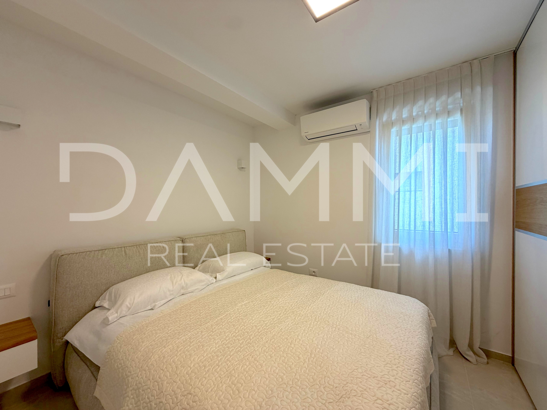 ISTRA&comma; PORE&Ccaron; - KOMPLETNO URE&Dstrok;EN DVOSOBAN STAN U BLIZINI MORA