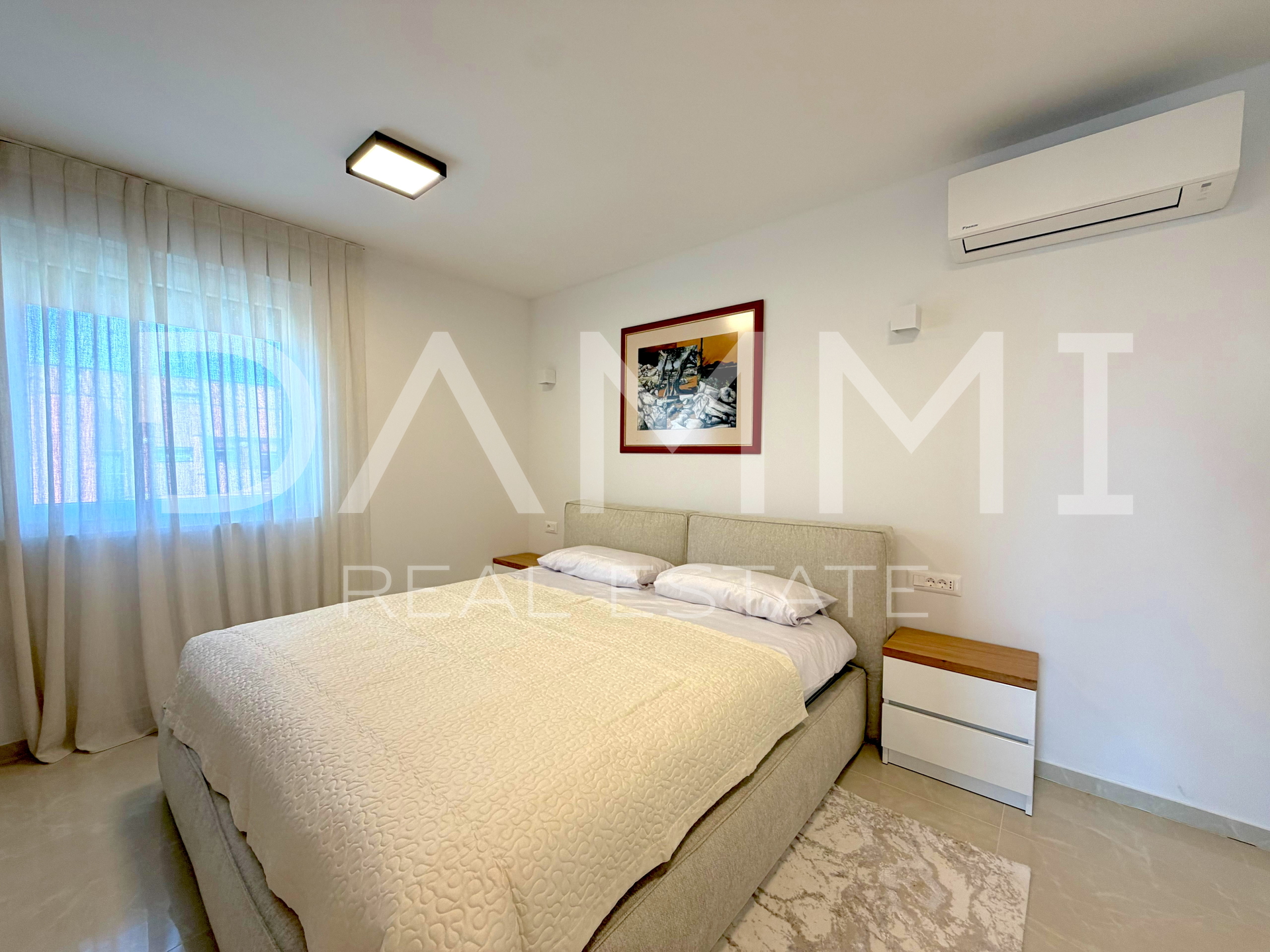 ISTRA&comma; PORE&Ccaron; - KOMPLETNO URE&Dstrok;EN DVOSOBAN STAN U BLIZINI MORA