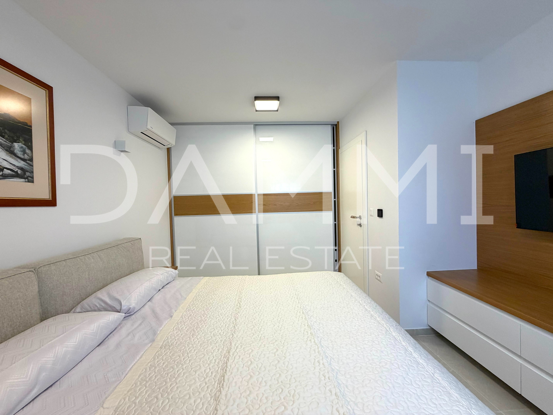 ISTRA&comma; PORE&Ccaron; - KOMPLETNO URE&Dstrok;EN DVOSOBAN STAN U BLIZINI MORA