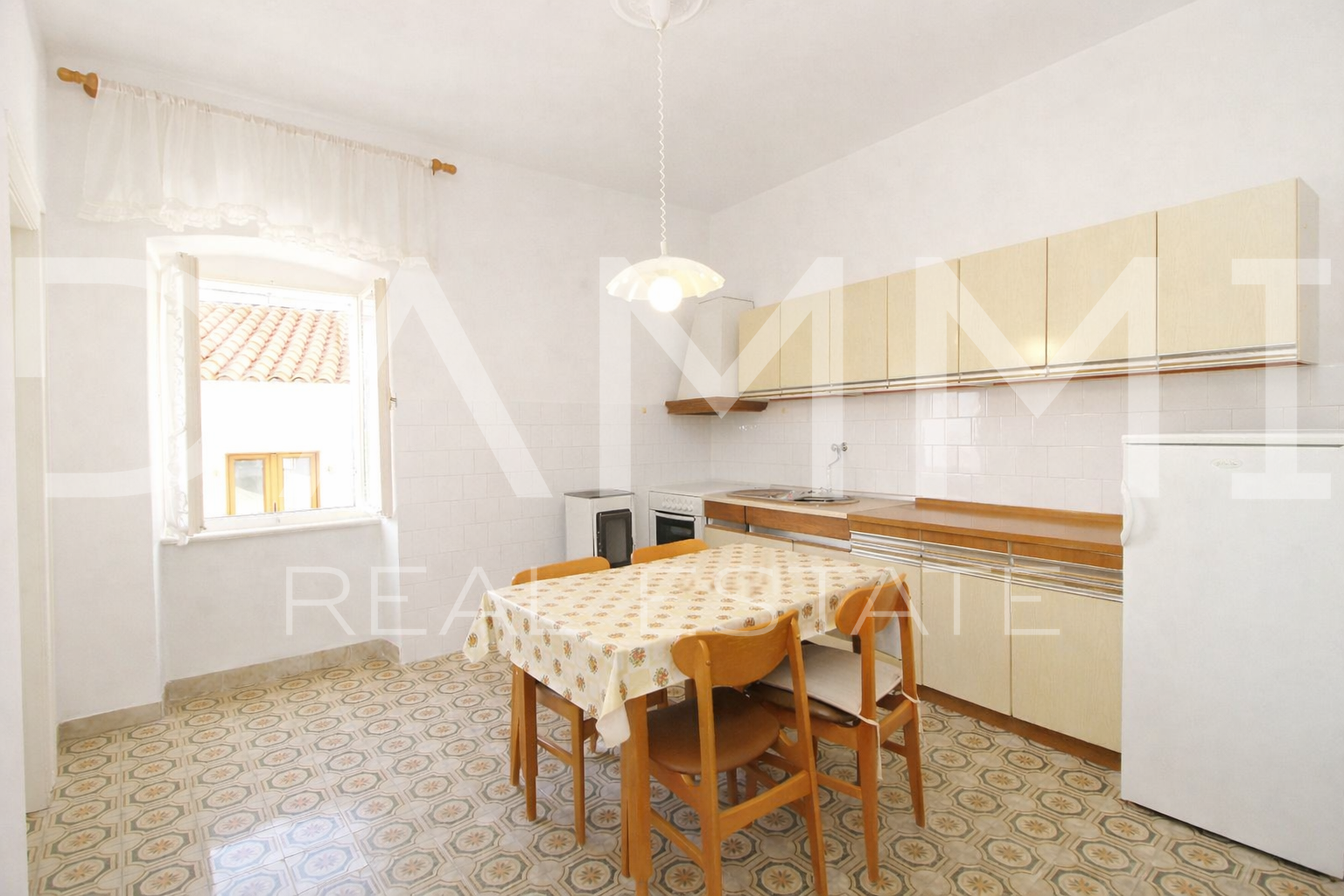 Bale&comma; Istra - ku&cacute;a s poslovnim prostorom&comma; savr&scaron;ena lokacija centar Bala