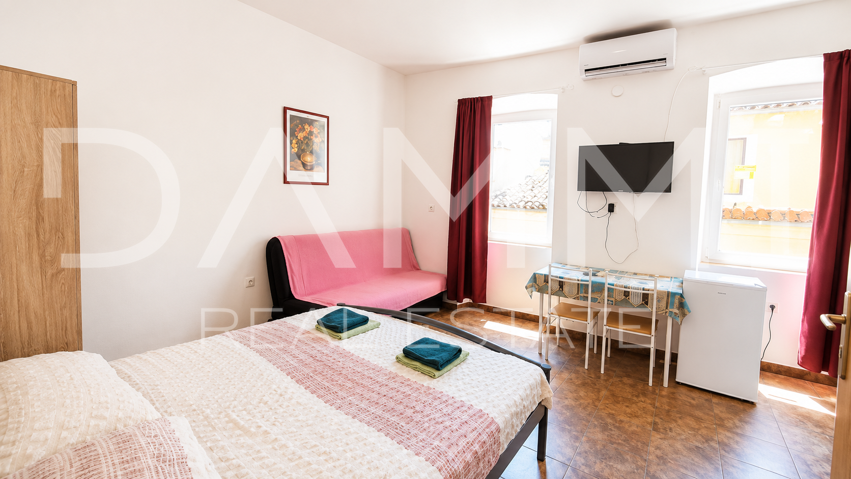 Pula&comma; centar&comma; Stan sa 4 studio apartmana