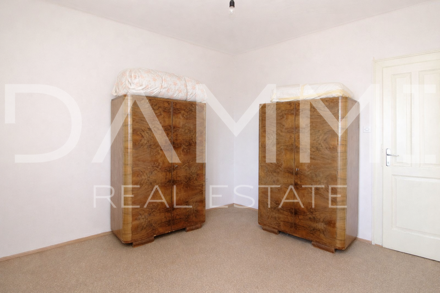 Bale&comma; Istra - ku&cacute;a s poslovnim prostorom&comma; savr&scaron;ena lokacija centar Bala