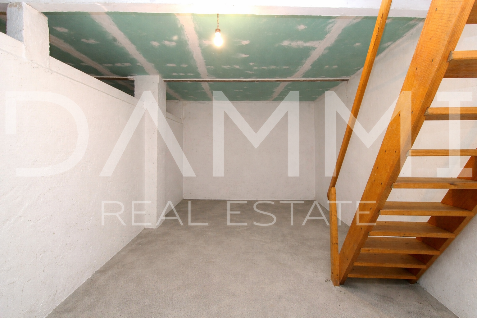 Bale&comma; Istra - ku&cacute;a s poslovnim prostorom&comma; savr&scaron;ena lokacija centar Bala