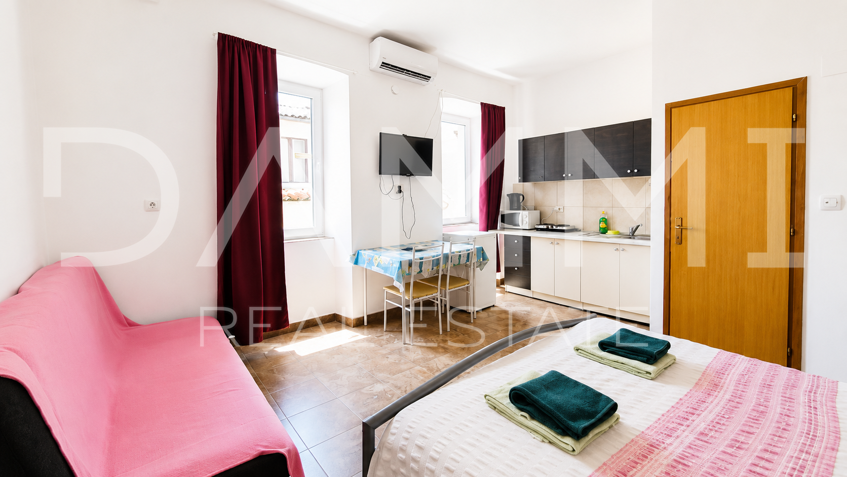 Pula&comma; centar&comma; Stan sa 4 studio apartmana