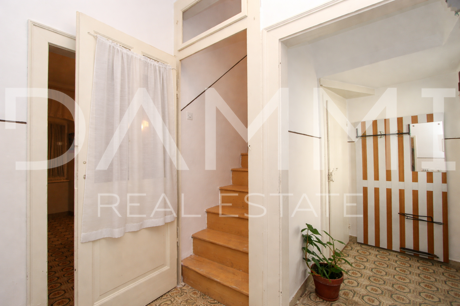 Bale&comma; Istra - ku&cacute;a s poslovnim prostorom&comma; savr&scaron;ena lokacija centar Bala