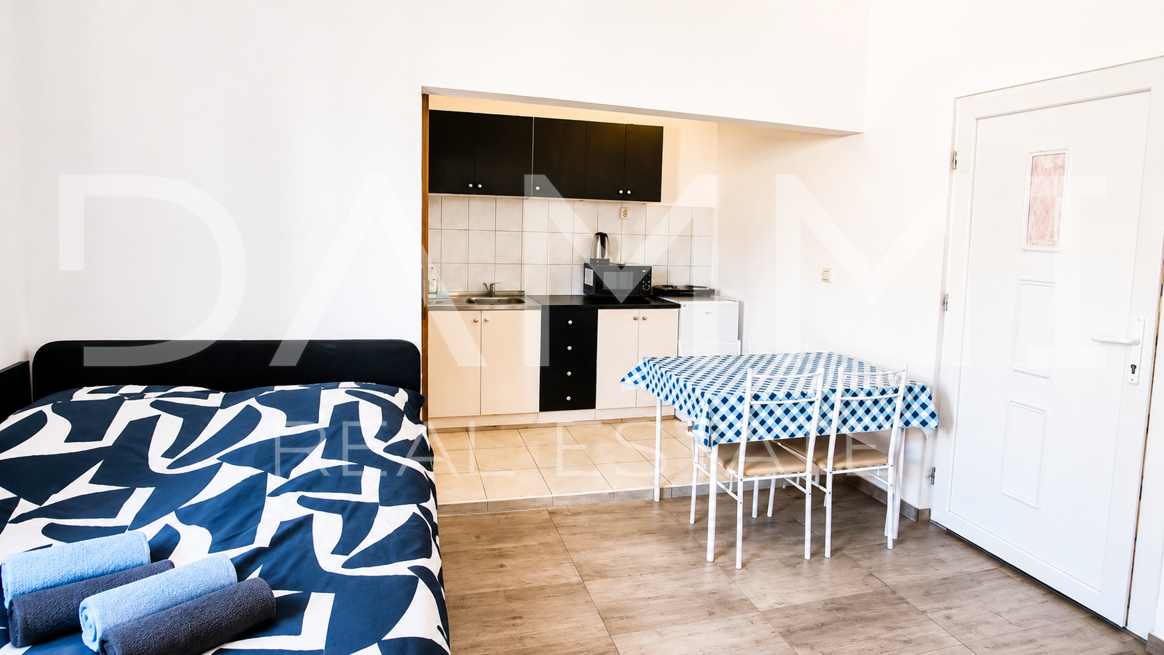 Pula&comma; centar&comma; Stan sa 4 studio apartmana
