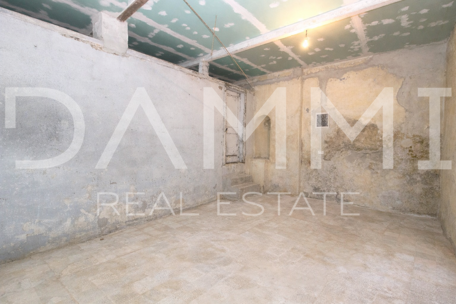 Bale&comma; Istra - ku&cacute;a s poslovnim prostorom&comma; savr&scaron;ena lokacija centar Bala