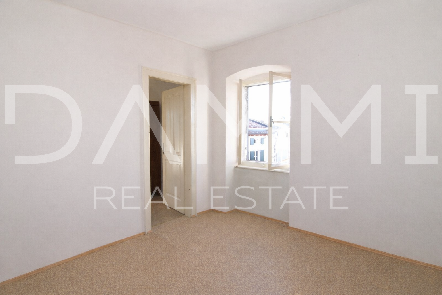 Bale&comma; Istra - ku&cacute;a s poslovnim prostorom&comma; savr&scaron;ena lokacija centar Bala