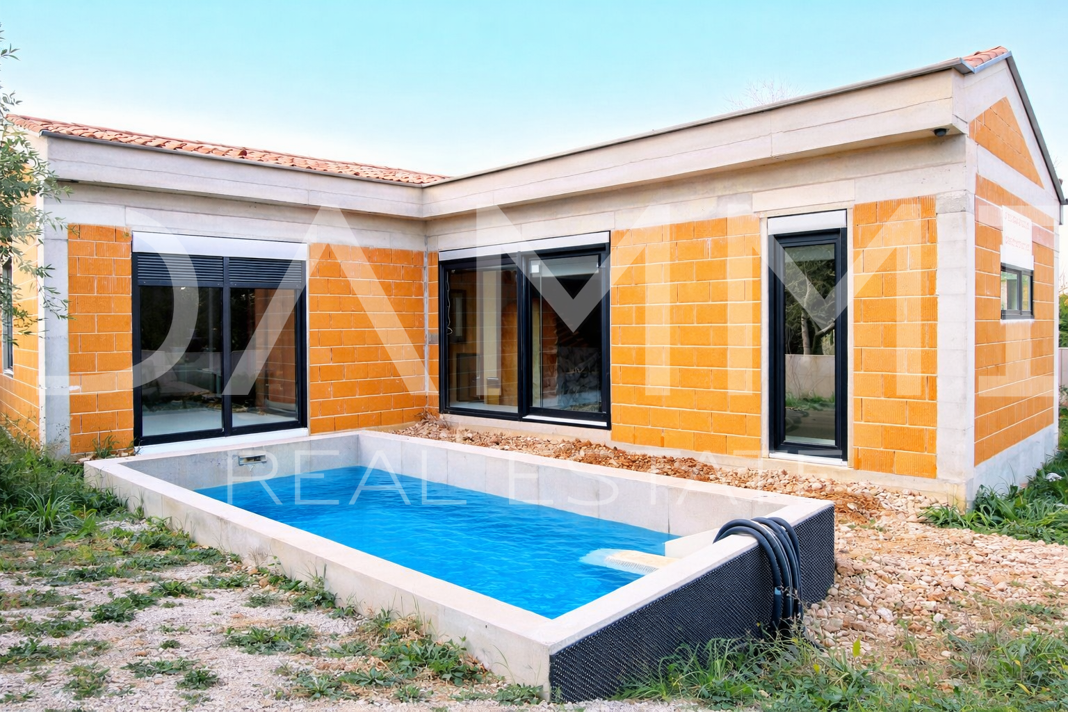 Istra&comma; Li&zcaron;njan - casa con piscina in fase di grezzo