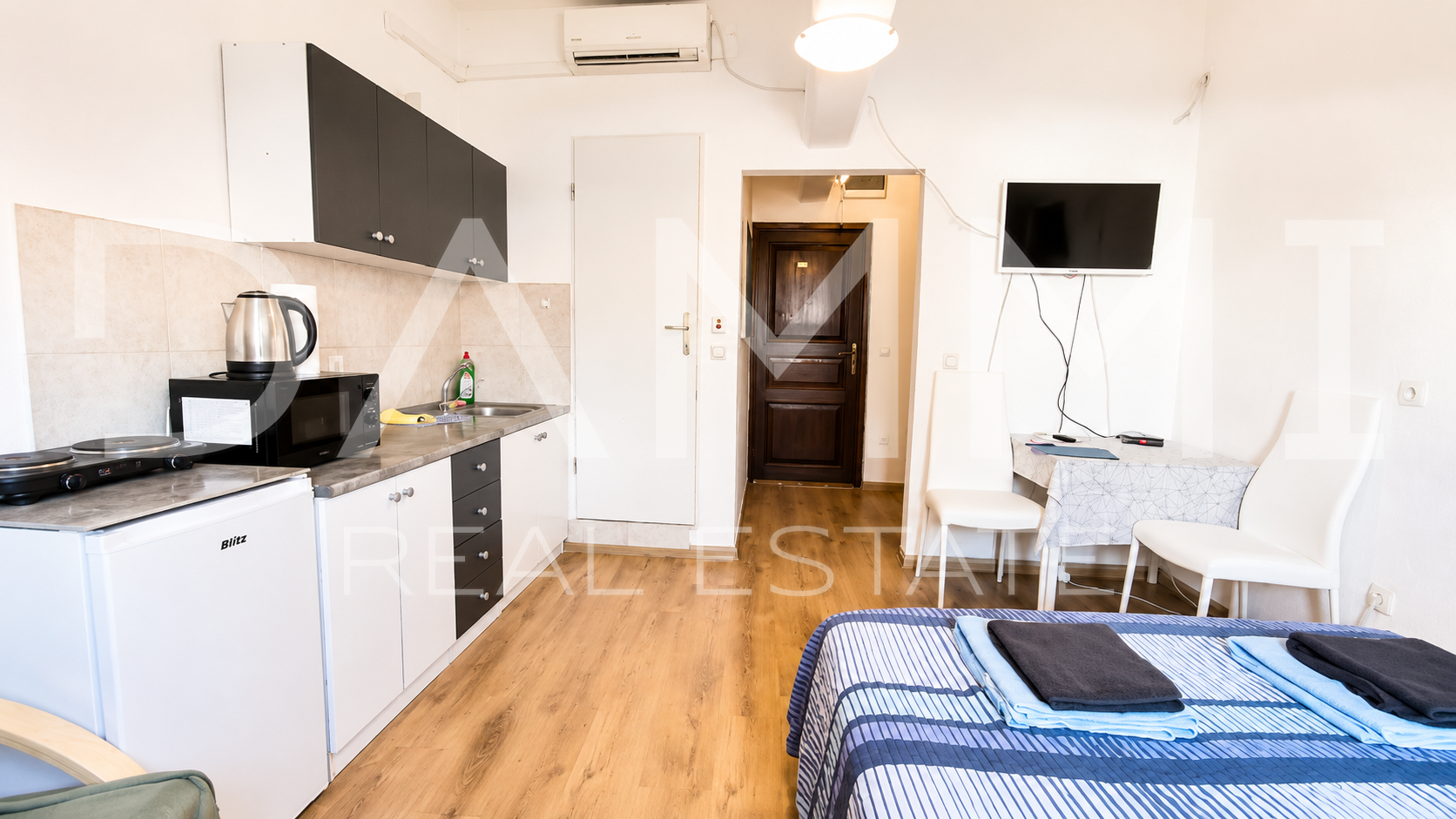Pula&comma; centar&comma; Stan sa 3 studio apartmana