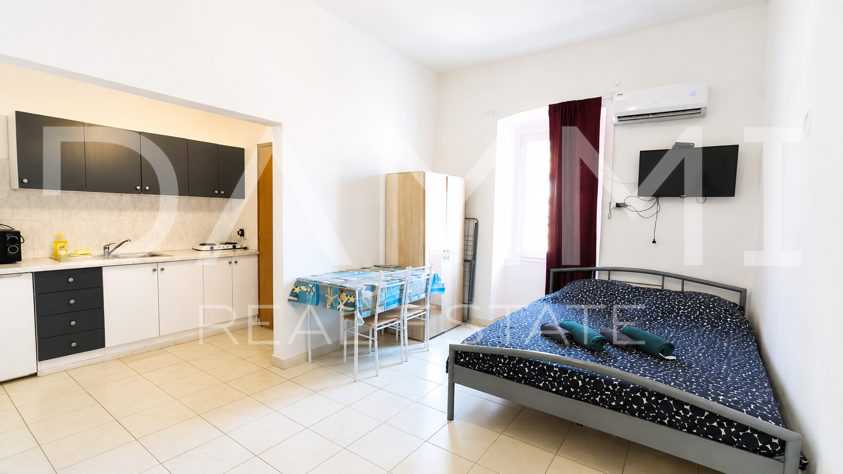 Pula&comma; centar&comma; Stan sa 4 studio apartmana