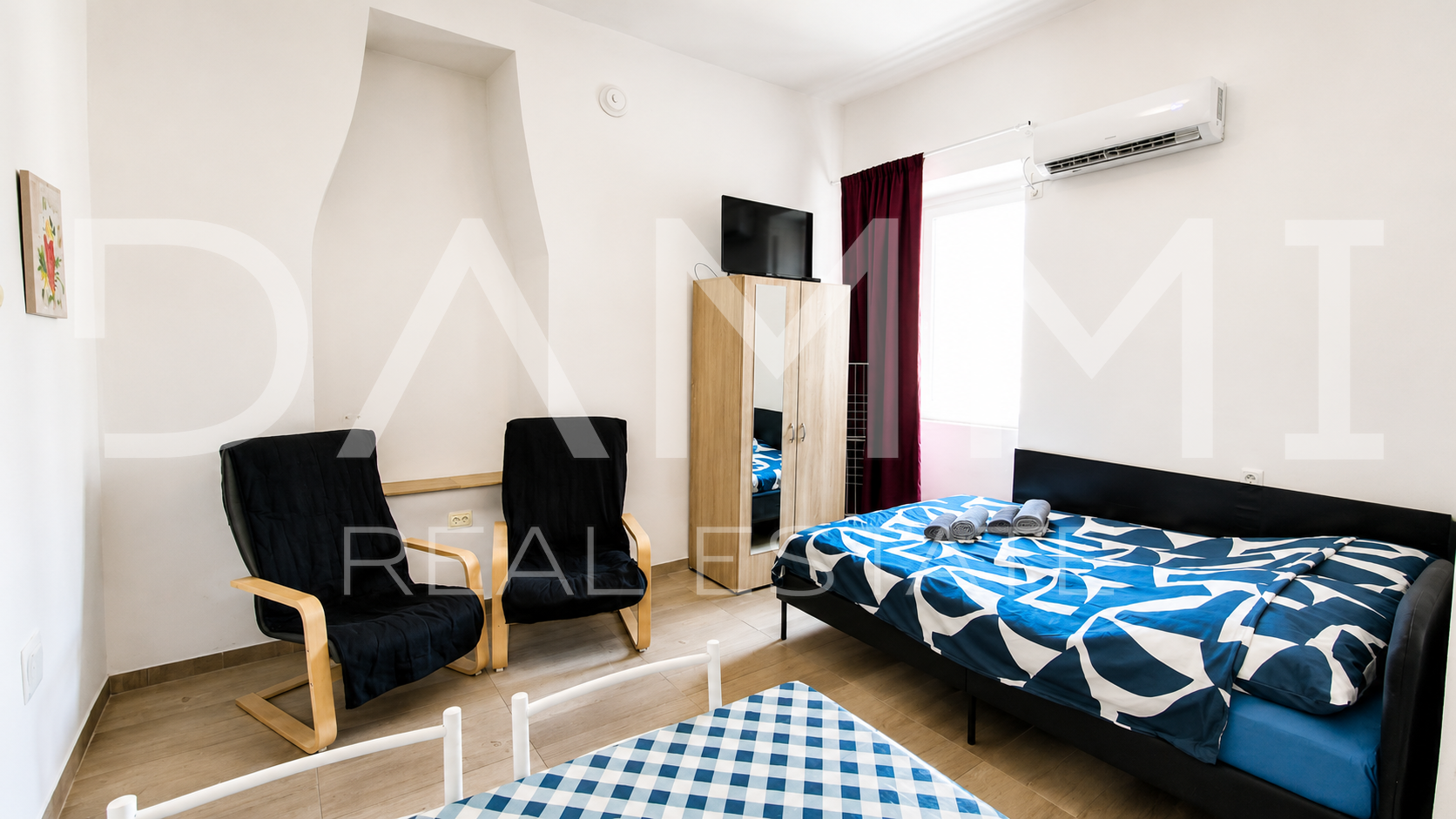 Pula&comma; centar&comma; Stan sa 4 studio apartmana