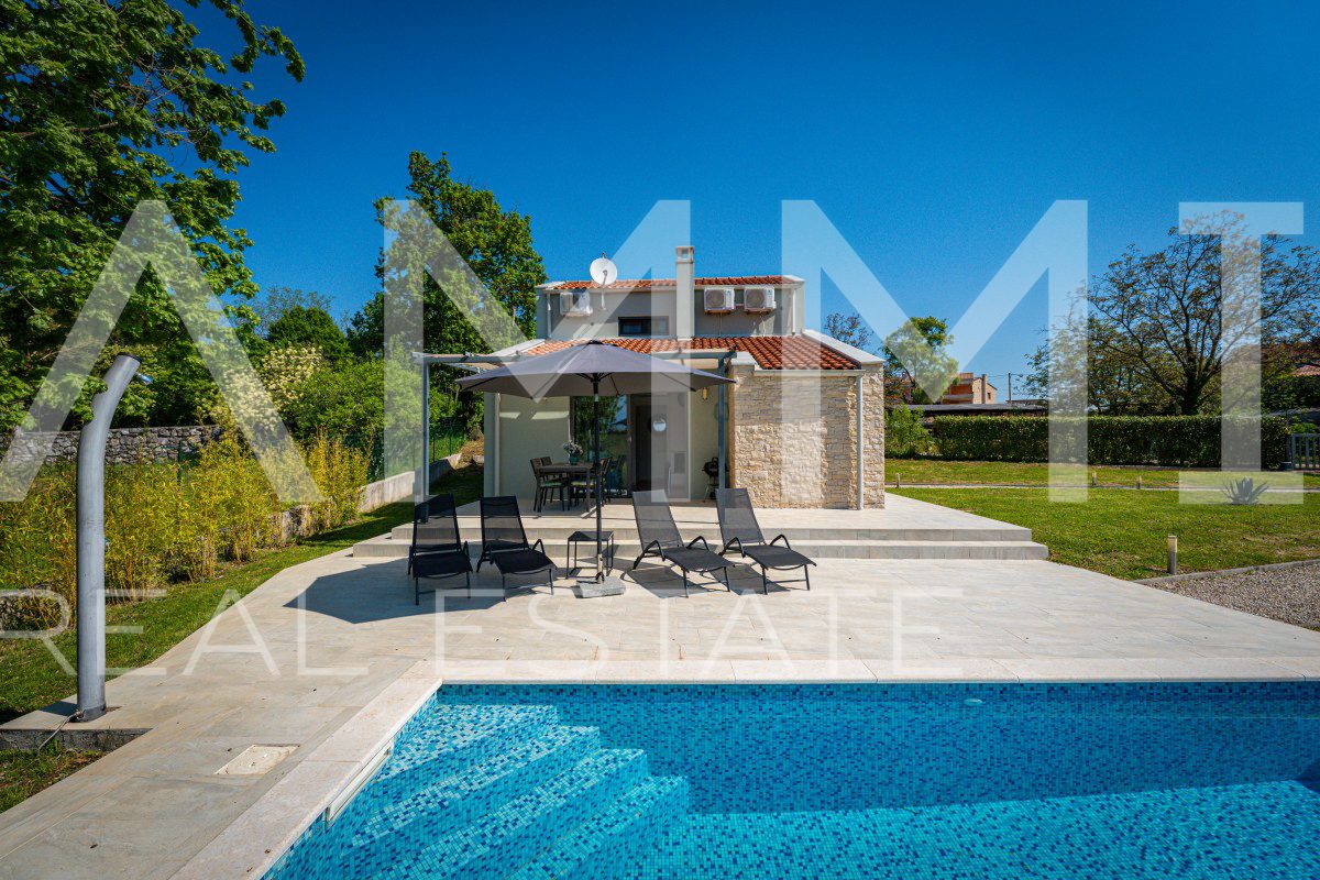 SREDI&Scaron;NJA ISTRA - &Scaron;armantna ku&cacute;a s bazenom okru&zcaron;ena prirodom