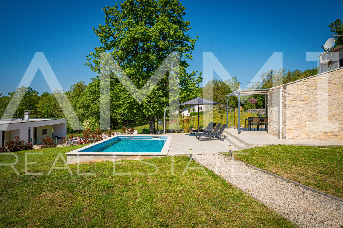 SREDI&Scaron;NJA ISTRA - &Scaron;armantna ku&cacute;a s bazenom okru&zcaron;ena prirodom