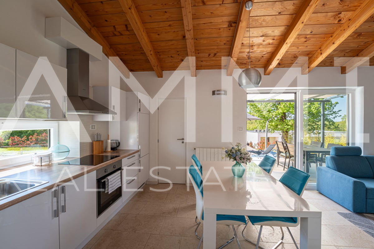 SREDI&Scaron;NJA ISTRA - &Scaron;armantna ku&cacute;a s bazenom okru&zcaron;ena prirodom