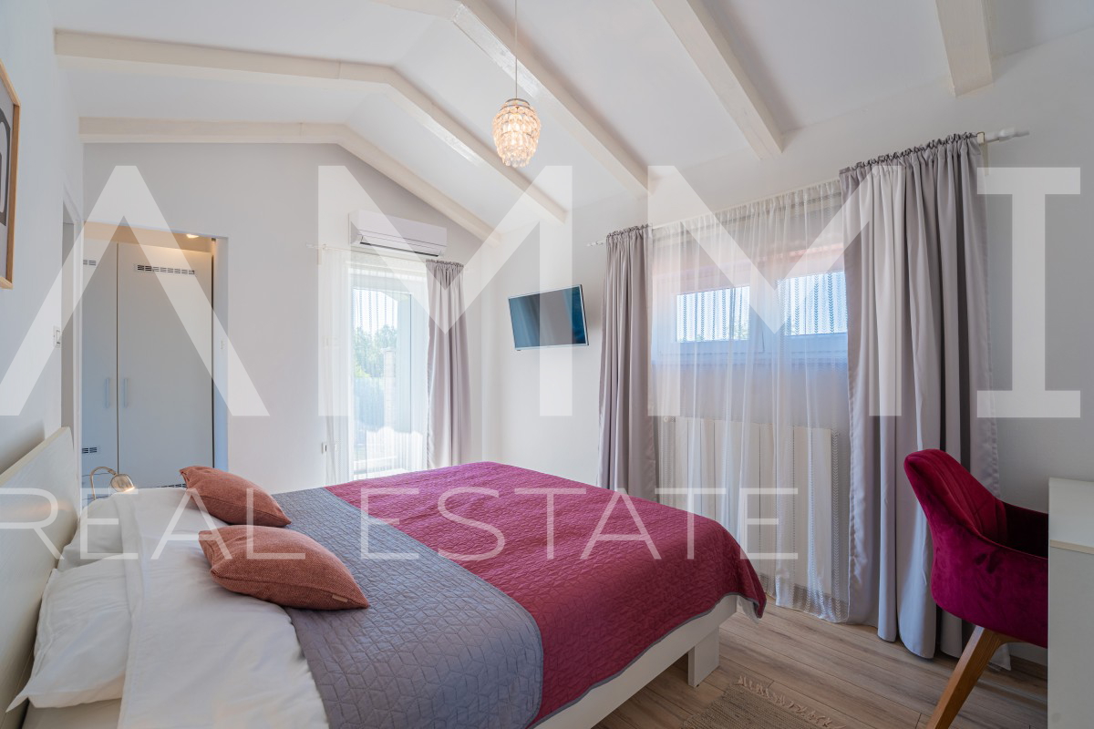 SREDI&Scaron;NJA ISTRA - &Scaron;armantna ku&cacute;a s bazenom okru&zcaron;ena prirodom