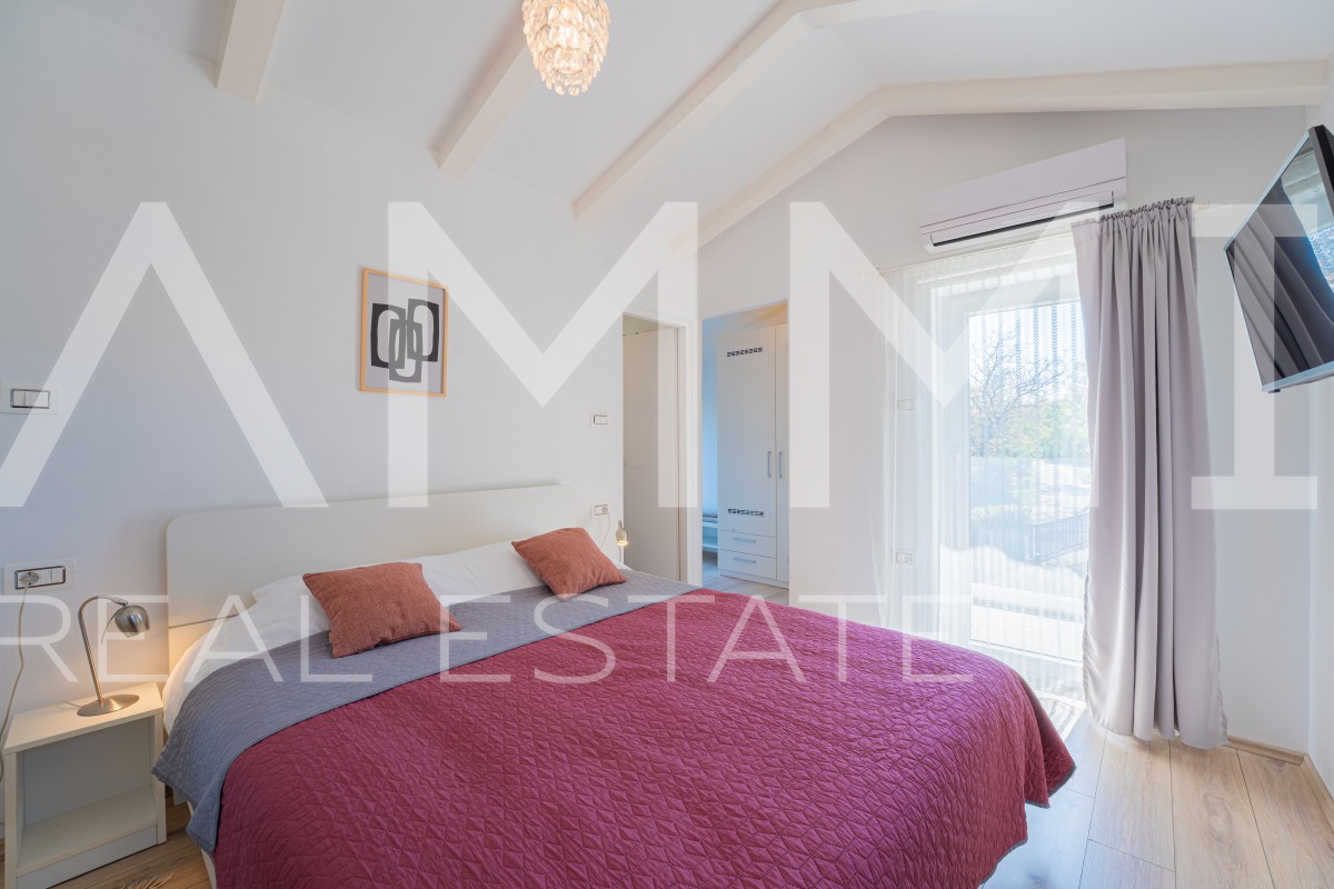 SREDI&Scaron;NJA ISTRA - &Scaron;armantna ku&cacute;a s bazenom okru&zcaron;ena prirodom