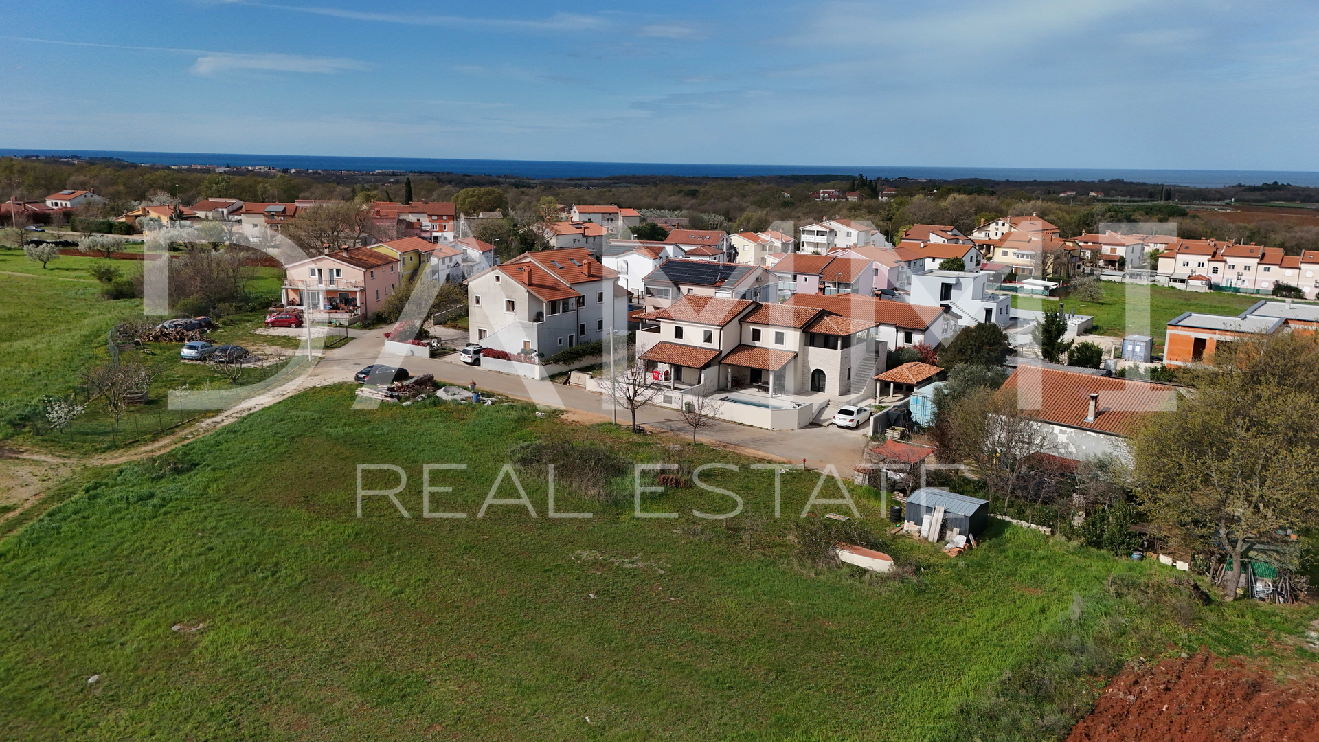 ISTRA&comma; PORE&Ccaron; - Gra&dstrok;evinsko zemlji&scaron;te na mirnoj lokaciji u blizini mora