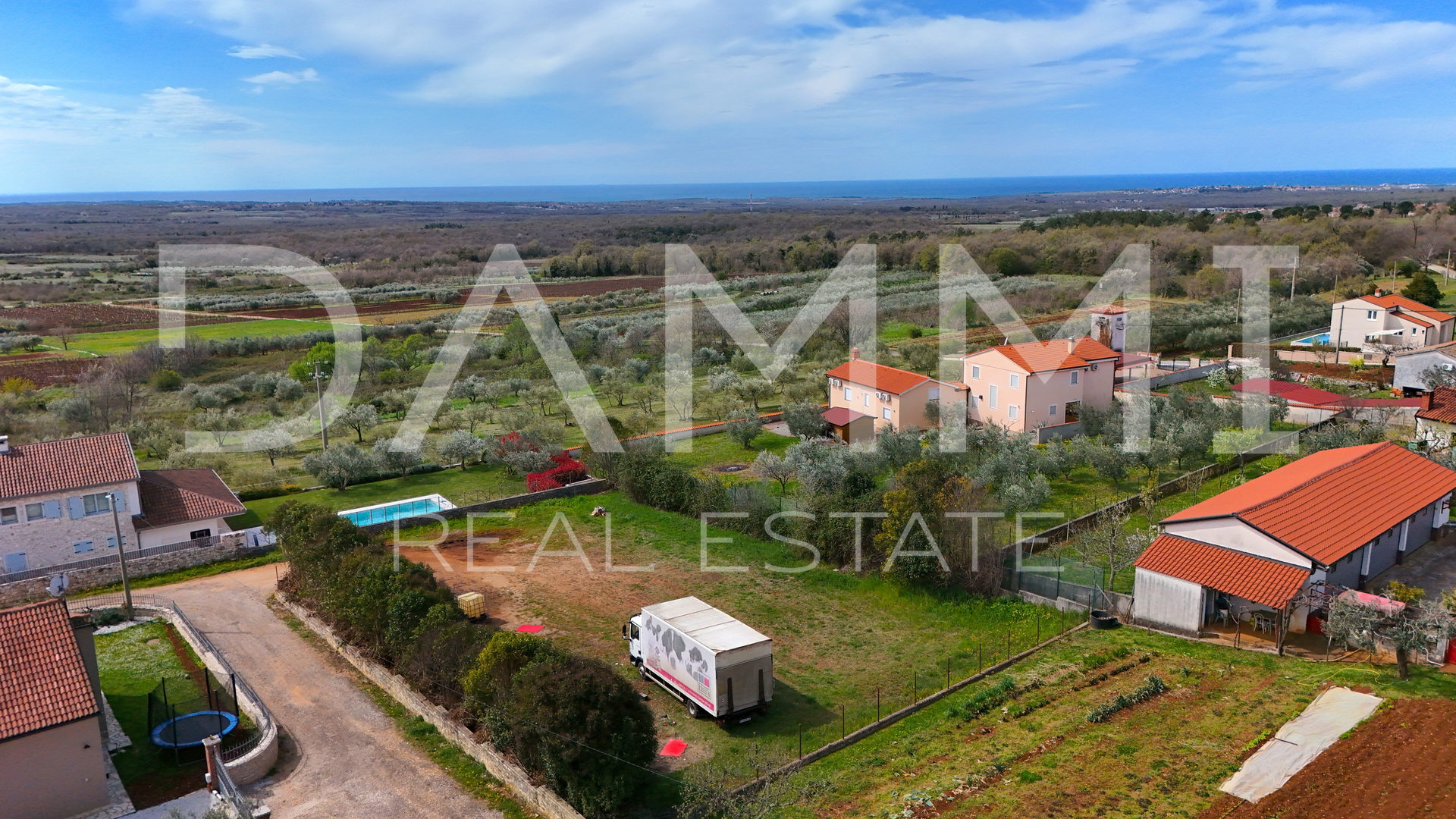 ISTRA&comma; VI&Scaron;NJAN - GRA&Dstrok;EVINSKO ZEMLJI&Scaron;TE S POGLEDOM NA MORE